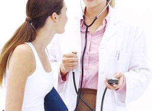 {GÓC HỎI ĐÁP} Tụt huyết áp có nên truyền nước không thưa bác sĩ?